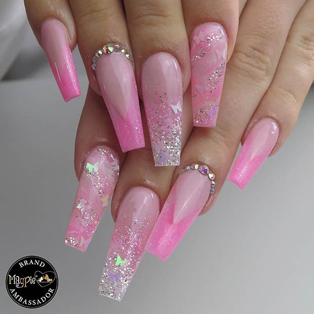 Ongles de cercueil mignons avec des papillons