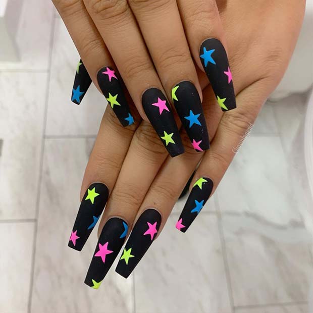 Ongles de cercueil mignons avec des étoiles colorées